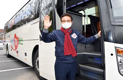 이철우 도지사가 ‘새바람 행복버스’를 타고 도내를 돌며 다양한 의견을 청취하기로 했다.(버스에 오르며 기념촬영하고 있다) 사진=경북도 제공