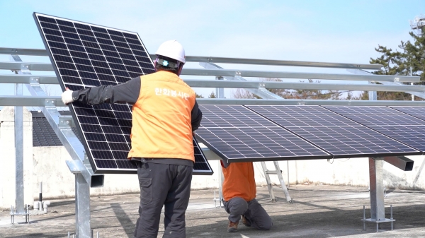 사회복지법인 소전원에 태양광 발전설비 설치하는 모습. 사진=한화 제공