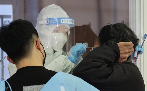 서울역 광장에 마련된 중구 임시 선별검사소에서 시민들이 신종 코로나바이러스 감염증(코로나19) 검사를 받고 있다. 사진=연합뉴스