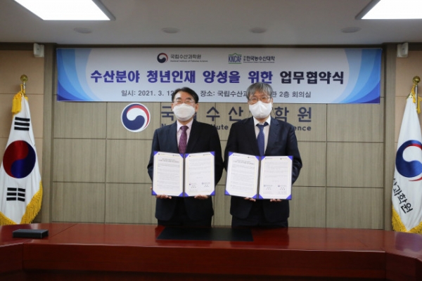 (왼쪽부터)최완현 국립수산과학원장, 한국농수산대학 조재호 총장 (사진제공=한국농수산대학)