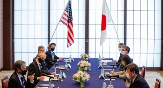 일본을 방문 중인 토니 블링컨(왼쪽) 미국 국무장관이 16일 도쿄의 리쿠라 게스트하우스에서 모테기 도시미쓰(오른쪽) 외무상과 회담하고 있다. 로이터=연합뉴스