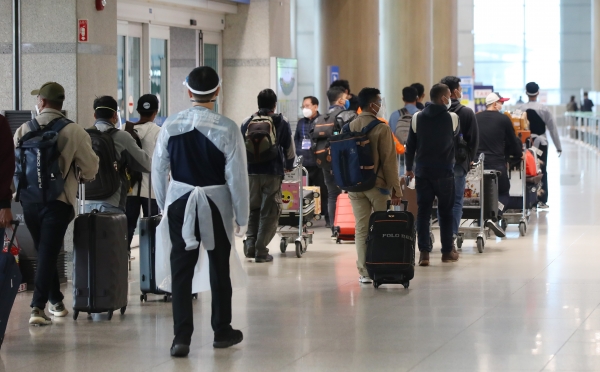 사진은 인천국제공항 제1여객터미널에서 해외입국자들이 방역관계자의 인솔에 따라 이동하고 있다. 사진=연합뉴스