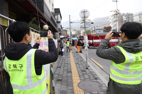 강북구가 ‘스마트 재난협력대응 시스템’을 지속 운영한다. 2019년 11월 1일 실시된 화재대응훈련에서 구청 담당자가 훈련 상황을 영상으로 송출하고 있다. 사진=강북구 제공