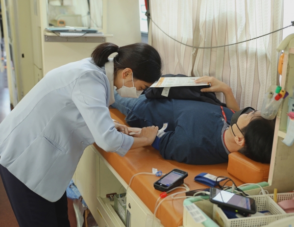 롯데정보통신 임직원이 헌혈버스 안에서 헌혈을 진행하고 있다. 사진=롯데정보통신 제공