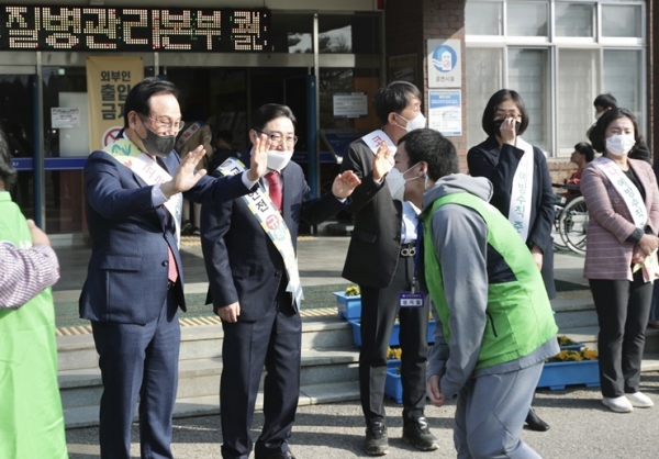 박상돈 천안시장이 천안인애학교 학생과 반갑게 인사하고 있다.