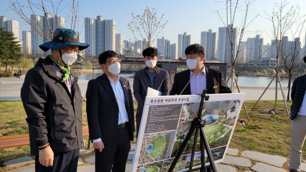 이석범 부시장은 김포한강신도시 공원조성 현장행정을 통해  “짜임새있는 공원 조성”에 만전을 기해 달라고 당부했다.
