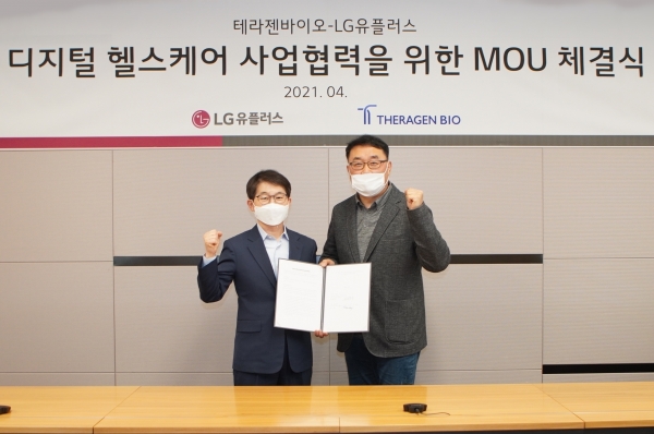 황태순 테라젠바이오 대표(왼쪽)와 박종욱 LG유플러스 CSO가 서울 용산구 LG유플러스 본사에서 열린 협약식에서 기념사진 촬영에 임하고 있다. 사진=LG유플러스 제공