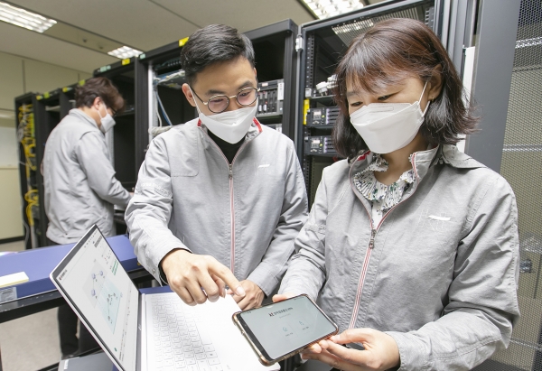 대전 KT대덕제2연구센터에서 연구원들이 ‘양자 하이브리드 기술’을 시연하는 모습. 사진=KT 제공