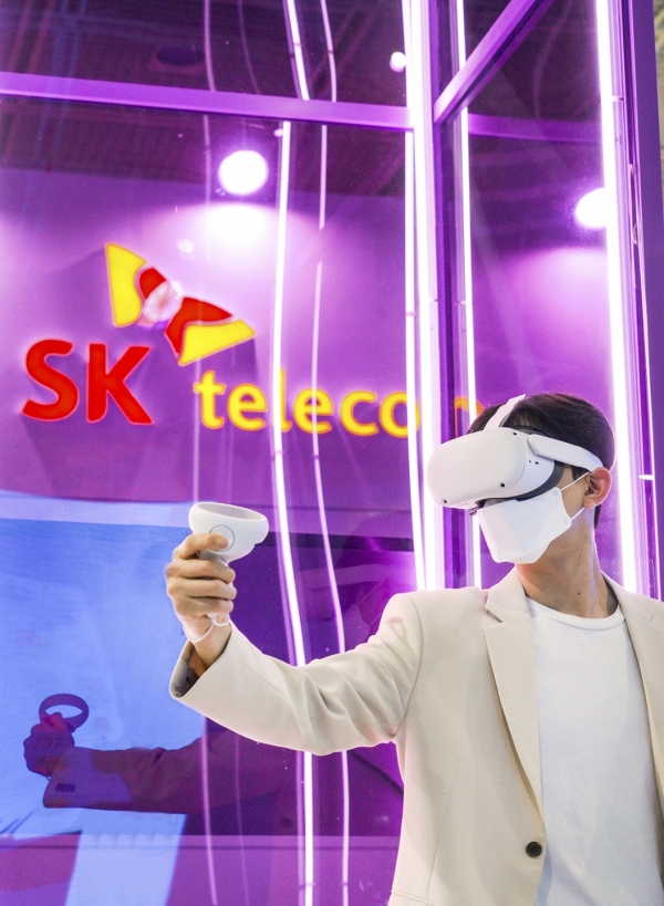 SK텔레콤 모델이 VR 기기 오큘러스 퀘스트2를 체험하고 있는 모습. 사진=SK텔레콤 제공