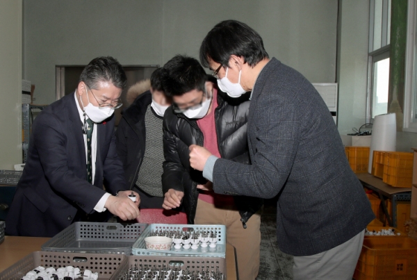 지난 2월 26일 장애인 자활시설을 방문한 홍인성 구청장