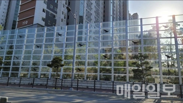 서산시 예천2지구 중흥S클래스 더 퍼스트 아파트 큰 도로변 앞쪽에 설치한 방음벽/사진=오범택 기자