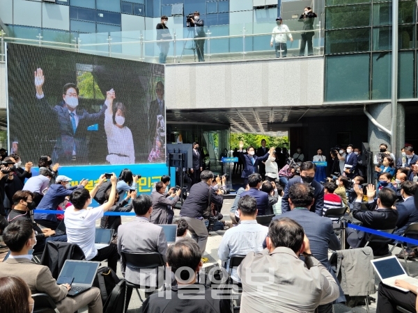 양승조 지사가 지난 12일 대선 출마 선언식에서 부인과 손을 맞잡고 지지자들에 인사를 하고 있는 장면