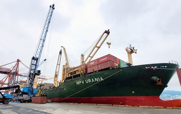 부산항에서 출항을 준비하고 있는 1800TEU급 다목적선 MPV(multi-purpose vessel) 우라니아호가 수출기업들의 화물을 싣고 있다. 사진=HMM 제공