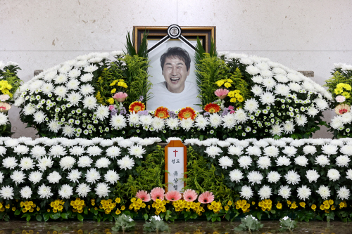 서울아산병원 장례식장에 마련된 유상철 전 인천 감독의 빈소에 고인의 영정이 놓여 있다. 사진= 연합뉴스.