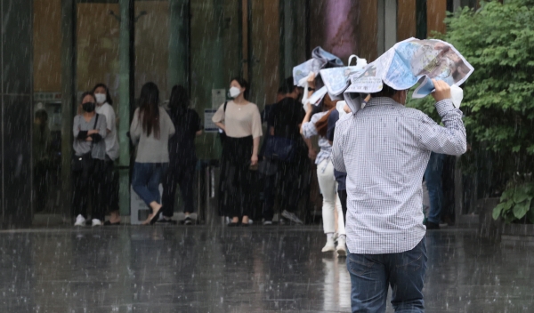 30일 서울 중구 을지로 한 거리에서 시민들이 소나기를 피해 발걸음을 재촉하고 있다. 사진=연합뉴스