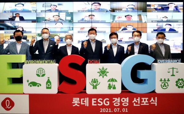 하반기 사장단 회의에서 열린 ESG 경영 선포식. 사진=롯데지주