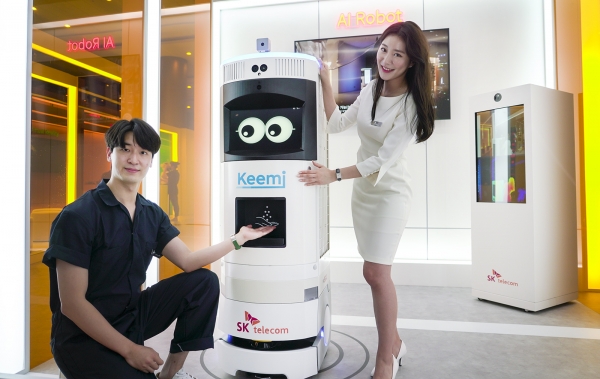 SK텔레콤 모델이 28GHz 모뎀이 탑재된 ‘AI 방역로봇’을 알리고 있는 모습. 사진=SK텔레콤 제공