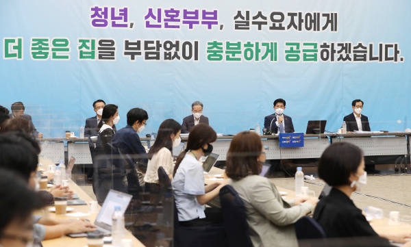 노형욱 국토교통부 장관(오른쪽 두번째)이 5일 세종시 정부세종컨벤션센터에서 열린 출입기자단 간담회에서 발언하고 있다.사진=연합뉴스