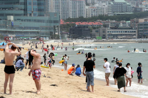 폭염 특보가 내려진 가운데 부산 해운대 해수욕장 모습. 사진= 연합뉴스