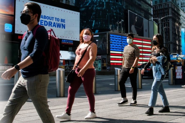 델타 변이 바이러스 확산세가 지속되자 미국 뉴욕 시민들이 마스크를 쓴 채 타임스퀘어 주변을 지나는 모습. 로이터=연합뉴스