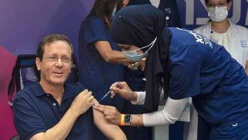 아이작 헤르조그 이스라엘 대통령이 코로나19 백신 부스터샷 1호 접종자로 백신을 맞고 있는 모습. 사진=AFP/연합뉴스
