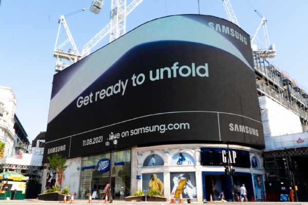삼성전자가 내달 11일 ‘삼성 갤럭시 언팩 2021’ 행사를 앞두고 영국 런던 피카딜리 서커스에서 진행 중인 옥외광고. 사진=삼성전자 제공