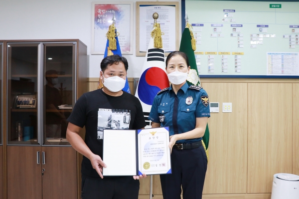 일산서부경찰서 김상희서장은 인명을 구조한 외국인 근로자에게 표창을 수여했다.