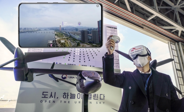 SKT 매니저가 VR기기를 착용하고 UAM 탑승 과정을 가상현실로 체험하는 모습. 사진=SKT 제공