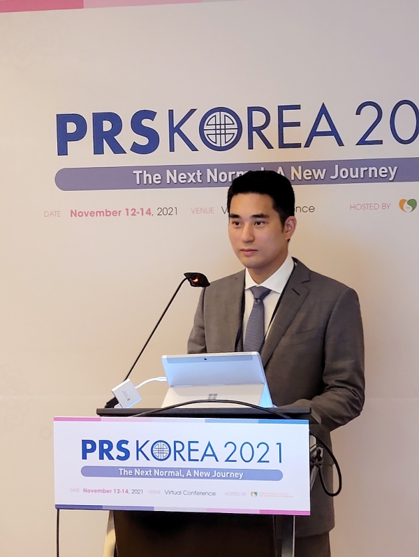 PRS KOREA 2021에서 ‘사각턱 수술의 이상적인 적응증’에 대한 주제로 강연을 진행하고 있는 유지한 노트성형외과 원장. 사진=노트성형외과 제공