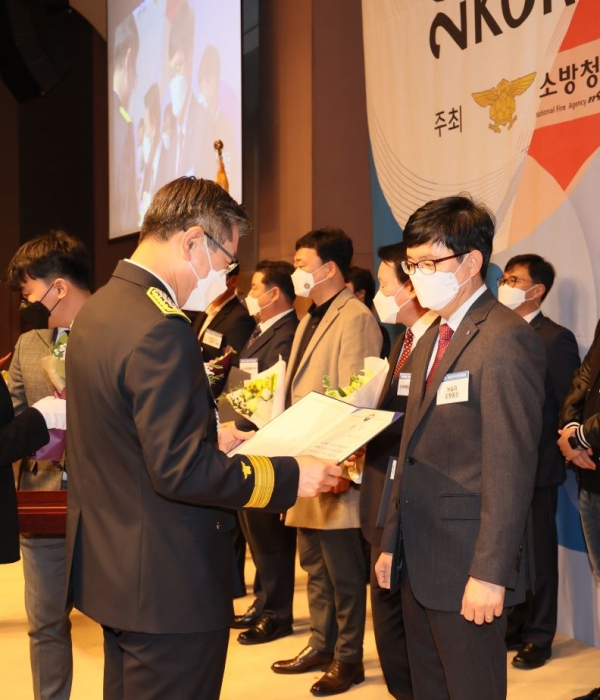 김성화 공장장(오른쪽)이 ‘제 20회 대한민국 안전대상’을 수상하는 모습. 사진=GC녹십자 제공