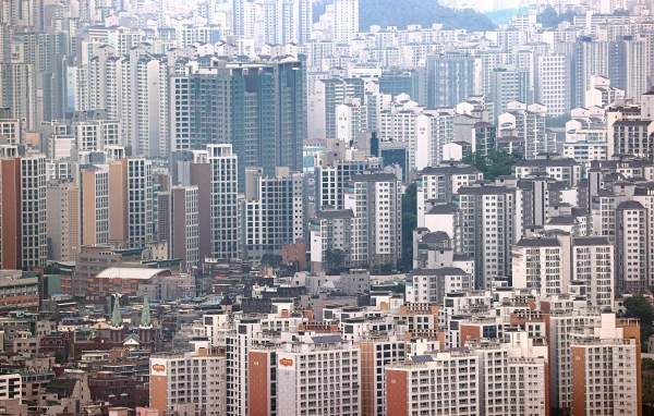 다주택자와 단기 거래자에 대한 양도세 인상안 시행을 하루 앞둔 31일 서울 남산에서 바라본 시내 아파트 단지의 모습.