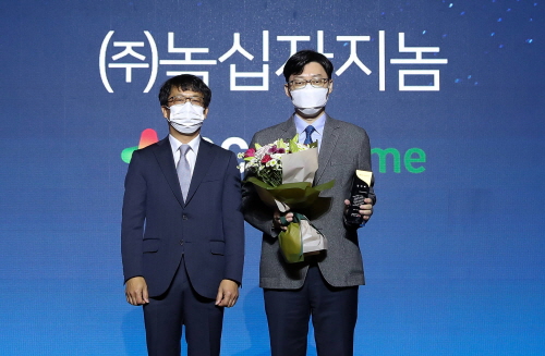 기창석 GC녹십자지놈 대표(오른쪽)가  지난 17일 서울 중구 롯데호텔에서 열린 '중견기업 글로벌 혁신대전'에서 감사패를 수상받은 후 기념촬영을 하고 있다. 사진=GC녹십자지놈 제공