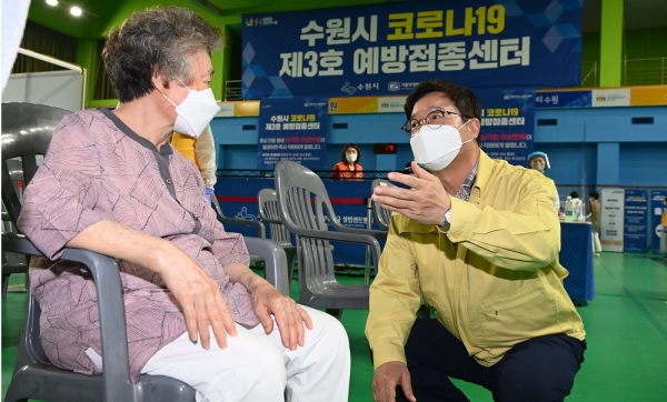 제3호 예방접종센터를 방문한 염태영 시장 시민과 대화 (제공=수원시)