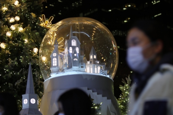 시민들이 23일 서울 소공동 롯데백화점앞의 크리스마스 장식을 지나고 있다. 사진=연합뉴스.