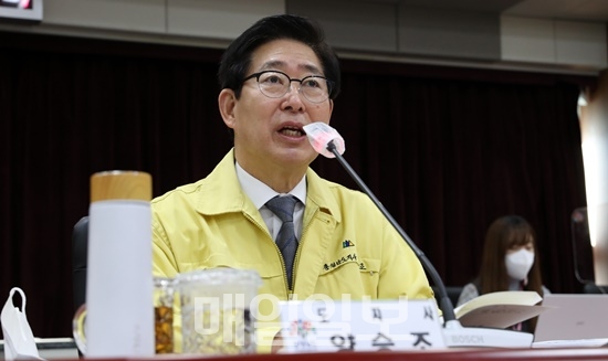 양승조 지사가 주요업무보고회의를 주재 하고 있다.
