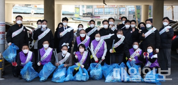 서산시의회가 지난 8일  환경정화 활동 펼치며  '청결 서산' 구현 시민 동참 캠페인 모습/제공=서산시의회