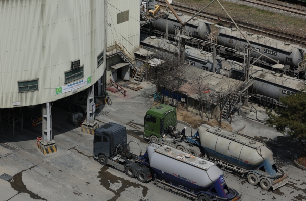 서울시내 한 시멘트공장에서 시멘트 수송을 위해 대기 중인 화물트럭과 열차.