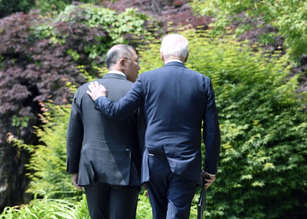 정의선 현대차그룹 회장과 조 바이든 미국 대통령이 국내외 언론 스피치를 마친 후 행사장을 떠나고 있다.