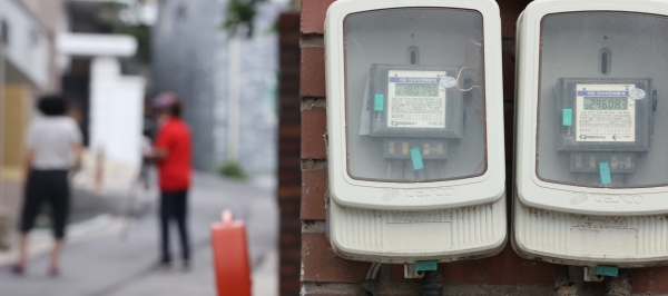 정부가 3분기 전기요금에 반영되는 연료비조정단가를 kWh당 5원 올리기로 했다. 사진은 서울 주택가의 전기계량기. 사진=연합뉴스