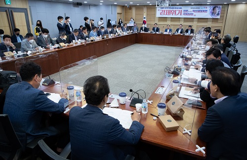 국민의힘 김기현 의원이 13일 오전 국회 의원회관에서 열린 혁신 24 새로운 미래 두 번째 모임인 '경제위기 인본 혁신생태계로 극복하자!'에서 인사말을 하고 있다. 사진=연합뉴스