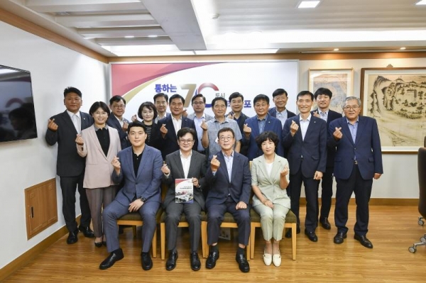 김포시장직 인수위는 지난 20일동안 활동해온 활동백서 발간 전달식을 끝으로 막을 내렸다.