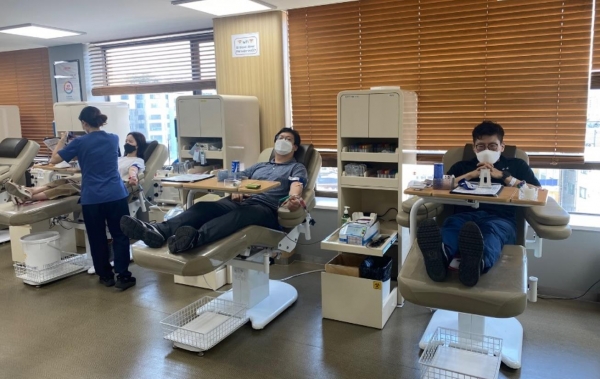 LX공사 직원들이 헌혈하고 있는 모습 (사진제공=LX한국국토정보공사)