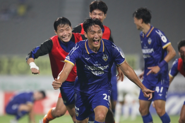 충남아산프로축구단 이상민 선수가 역전골을 넣고 좋아하는 모습