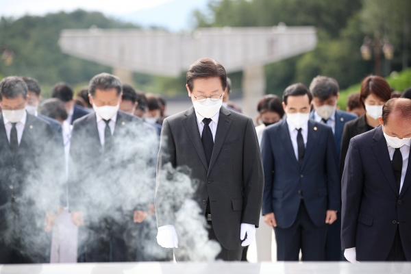 더불어민주당 이재명 대표가 2일 오전 광주 북구 5·18 민주묘지를 참배하고 있다. 사진=연합뉴스