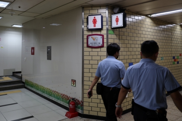 15일 서울 중부경찰서에 따르면 전날 오후 9시께 서울지하철 2호선 신당역 여자화장실에서 20대 여성 역무원을 살해한 혐의로 30대 남성 A씨를 현행범 체포했다.사진은 15일 오전 신당역 여자화장실 입구의 모습. 사진=연합뉴스.