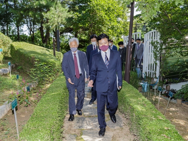 김태우 서울 강서구청장(오른쪽)이 22일 허준박물관을 찾아 관계자들과 함께 옥상정원을 둘러보고 있다. 