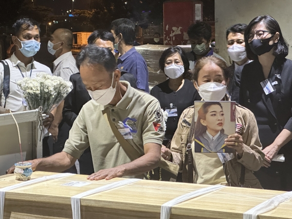 이태원 참사로 희생된 태국인의 아버지(왼쪽)가 4일 오후 방콕 수완나품 공항에 도착한 딸의 관을 어루만지고 있다. 사진=연합뉴스