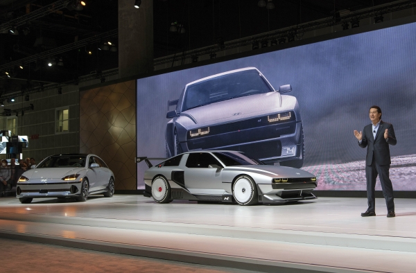 17일(현지시각) 미국 LA 컨벤션 센터(Los Angeles Convention Center)에서 열린 2022 LA 오토쇼(2022 Los Angeles Auto Show)에서 현대차 글로벌최고운영책임자 호세 무뇨스(Jose Munoz) 사장이 '아이오닉 6'와 ‘N Vision 74’를 소개하고 있다. 사진=현대차 제공