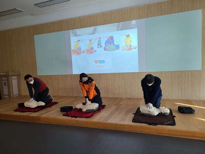 21일 경북도청 동락관 세미나실에서 참가자들이 심폐소생술 실습을하고 있다.