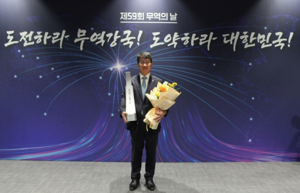 지난 5일, 코엑스에서 열린 무역의 날 행사에서 김종욱 경동나비엔 대표이사가 5억불 수출의 탑을 수상하고 기념 촬영을 하고 있다. 사진=경동나비엔 제공